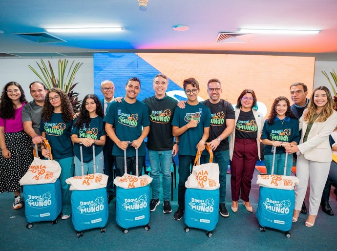 Daqui pra o Mundo: estudantes recebem kits do intercâmbio para a Inglaterra nesta terça (29)