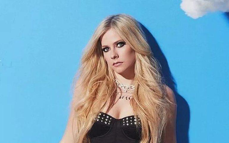 Avril Lavigne anuncia que está trabalhando em novo álbum
