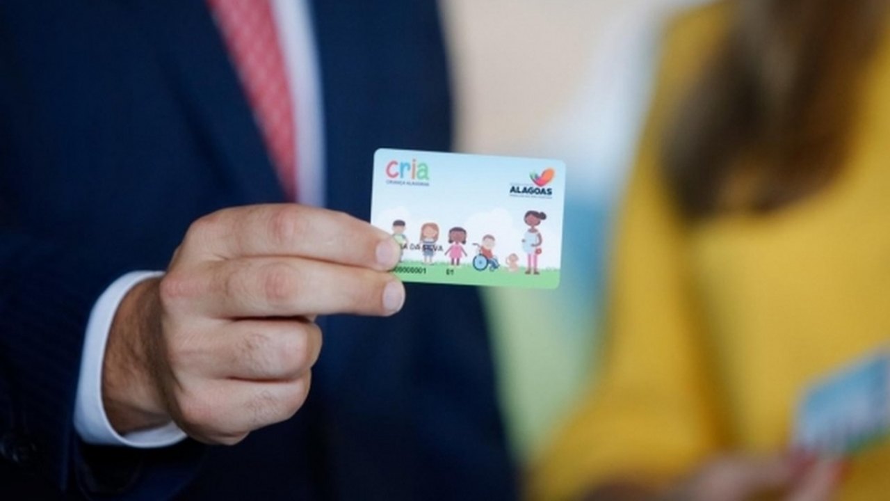 Governador anuncia para este mês pagamento do Cartão CRIA a 16.700 famílias alagoanas
