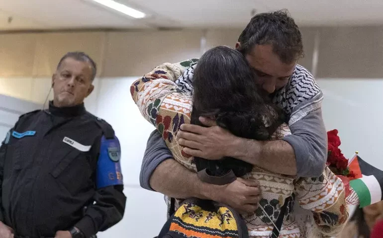 Ativista Thiago Ávila retorna ao Brasil após prisão em Israel
