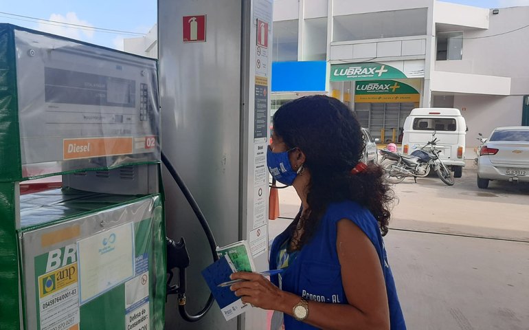 Postos de combustíveis são fiscalizados em Alagoas durante operação integrada