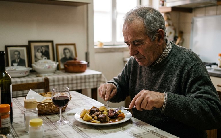 Alto consumo de carne pode reduzir risco de demência em idosos com variante genética, aponta estudo