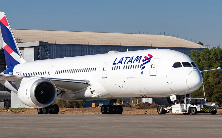 Avião da LATAM é evacuado em Guarulhos após incêndio em esteira de bagagens