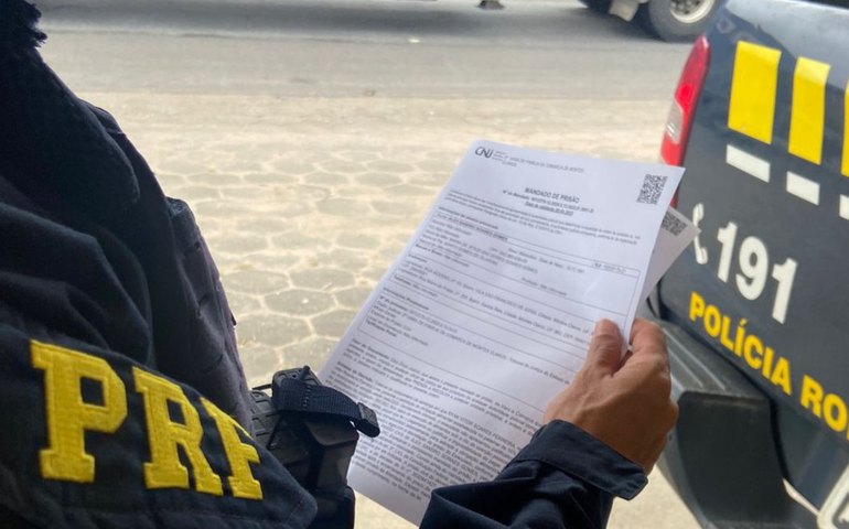 Operação conjunta prende foragido da Justiça viajando em ônibus em São Sebastião