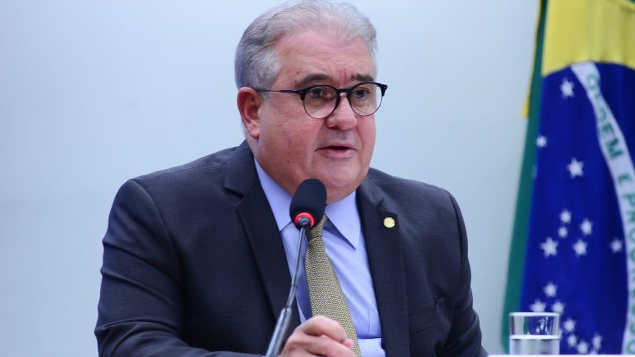 Comissão aprova projeto que obriga estabelecimentos a terem placa mostrando que discriminar idoso é crime