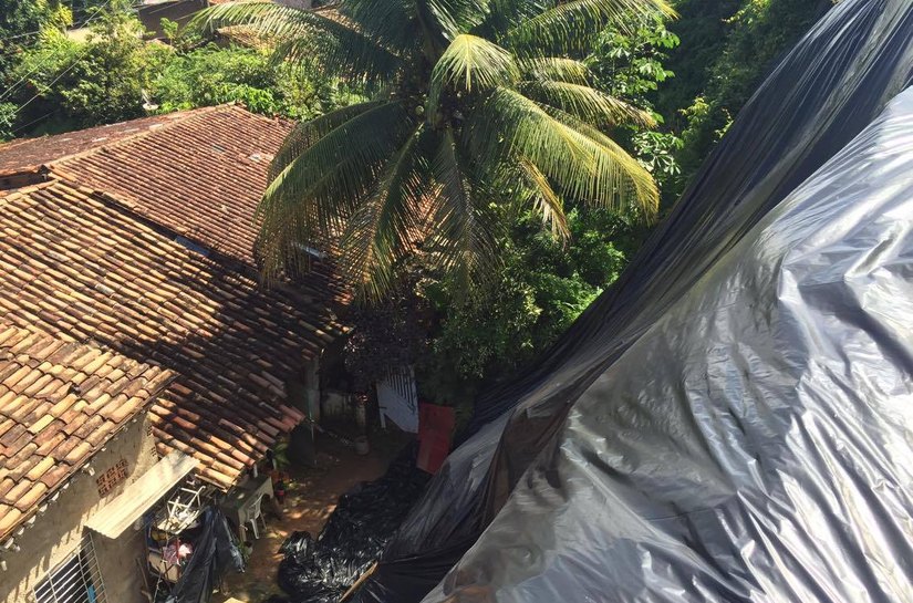 Prefeitura de Maceió instala lonas de proteção em barreiras