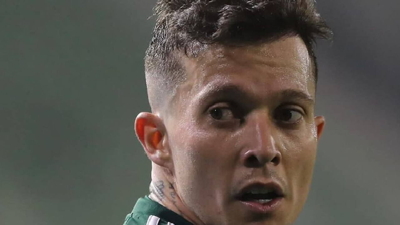 Atlético-MG confirma retorno do atacante Bernard no meio do ano