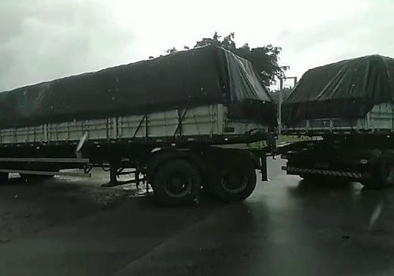 Carreta atravessada na pista deixa trânsito parado na BR-424