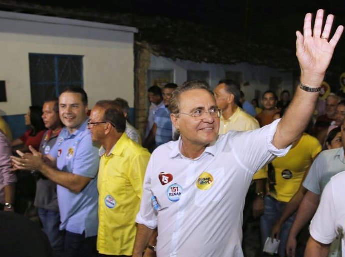 Em caminhada, senador Renan recebe o carinho do povo de São Luís do Quitunde