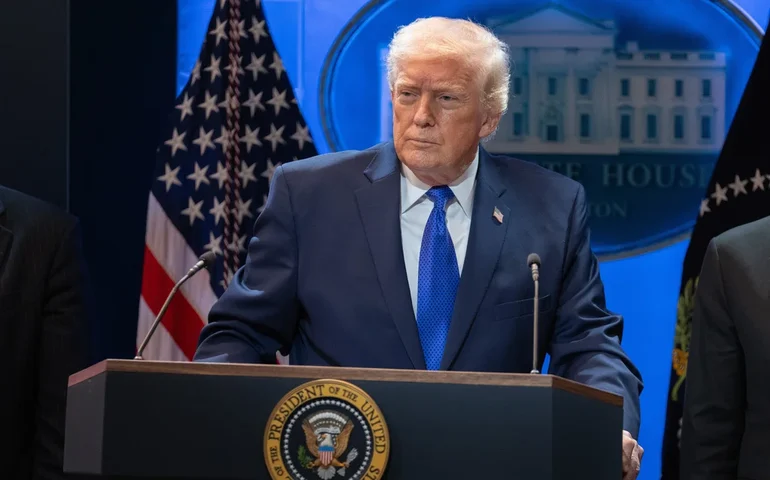 Trump assina ordens para ampliar acesso à moradia e reduzir custos regulatórios