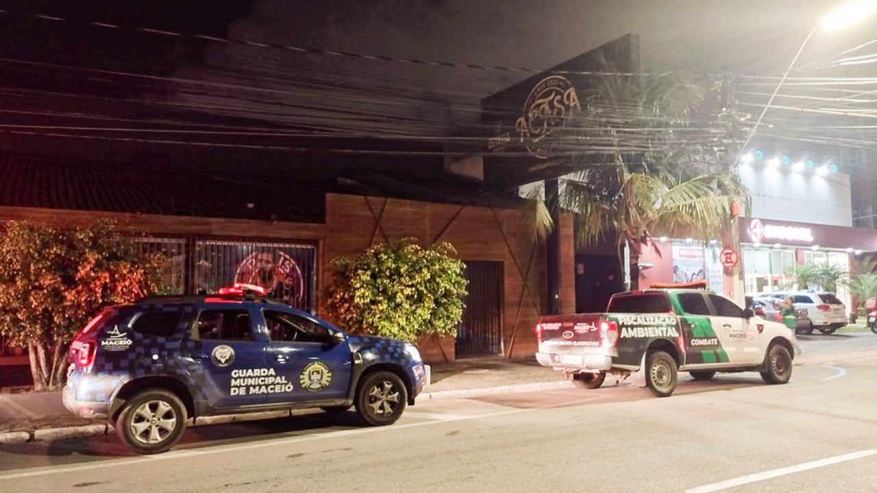 Equipes da Prefeitura de Maceió fiscalizam estabelecimento na Jatiúca