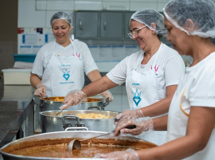 Secretaria de Educação realiza formação com manipuladores de alimentos