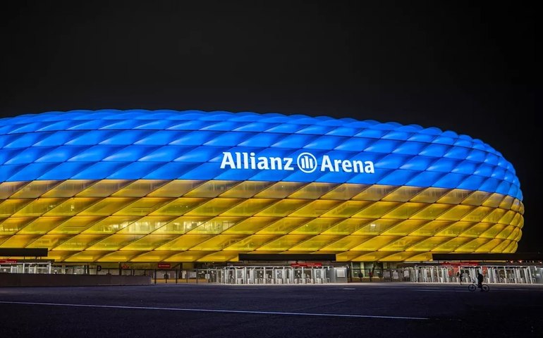Bayern de Munique inaugura estátua em homenagem ao ídolo Gerd Müller na Allianz Arena