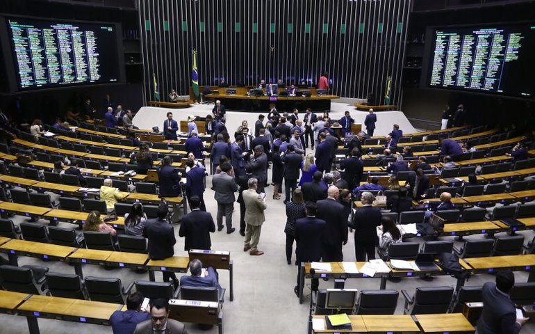 Câmara aprova urgência e analisa projeto que amplia número de deputados; acompanhe