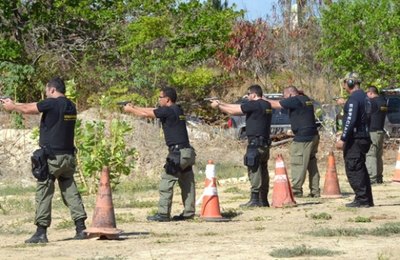 Agentes penitenciários se aperfeiçoam no manuseio e disparo de arma de fogo