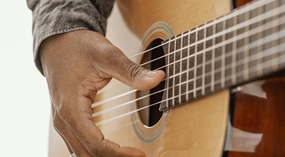 musico-tocando-violao-em-casa / Foto: Foto: Ilustrativa Freepik
