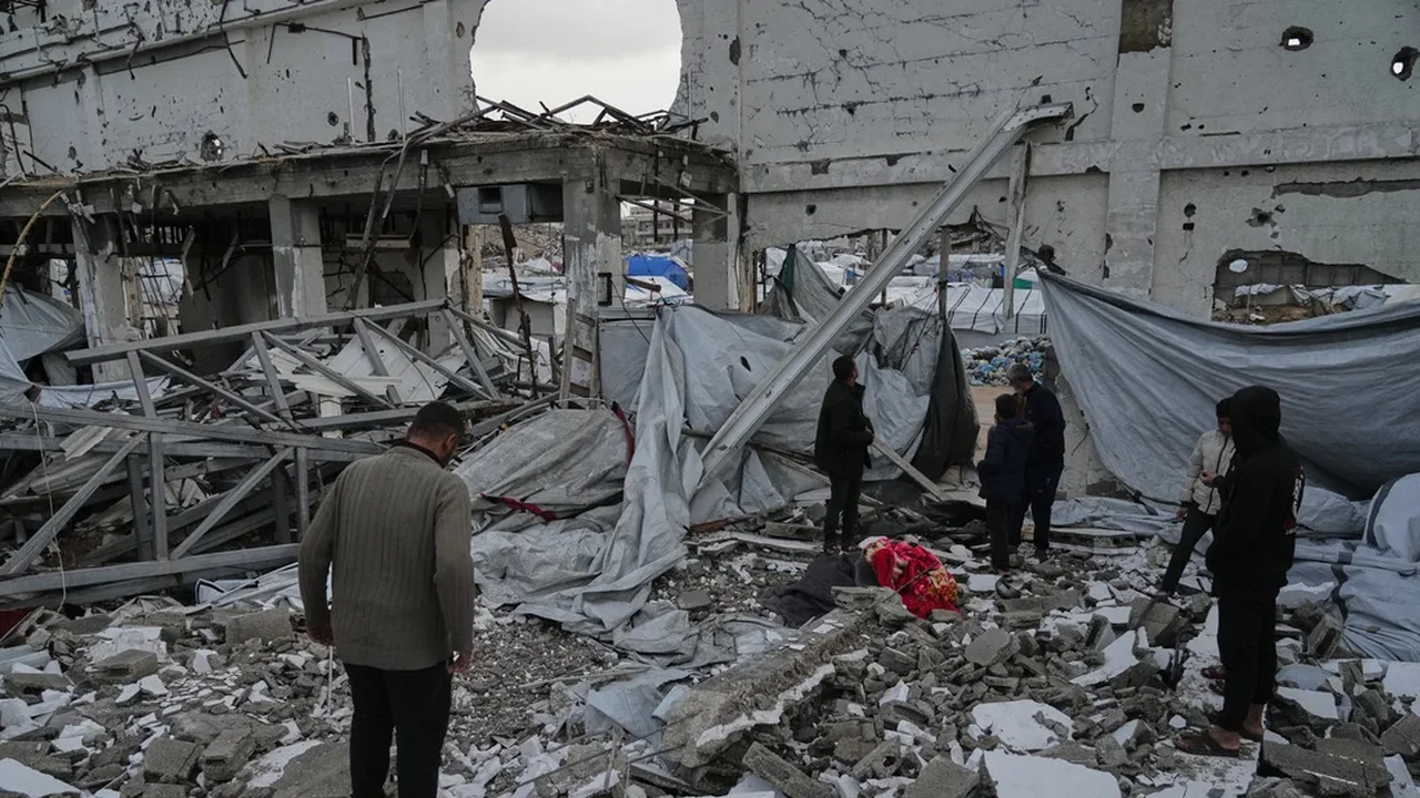 Ventos uivantes derrubam muros sobre acampamentos de tendas em Gaza, matando 4 pessoas.
