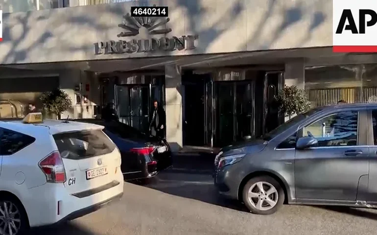 O Ministro das Relações Exteriores de Omã, Badr al-Busaidi, deixa o hotel com uma delegação a caminho das negociações entre Irã e Estados Unidos.