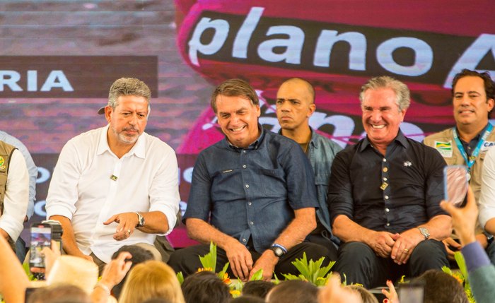 Lira, Bolsonaro e Collor durante entrega de casas em Maceió