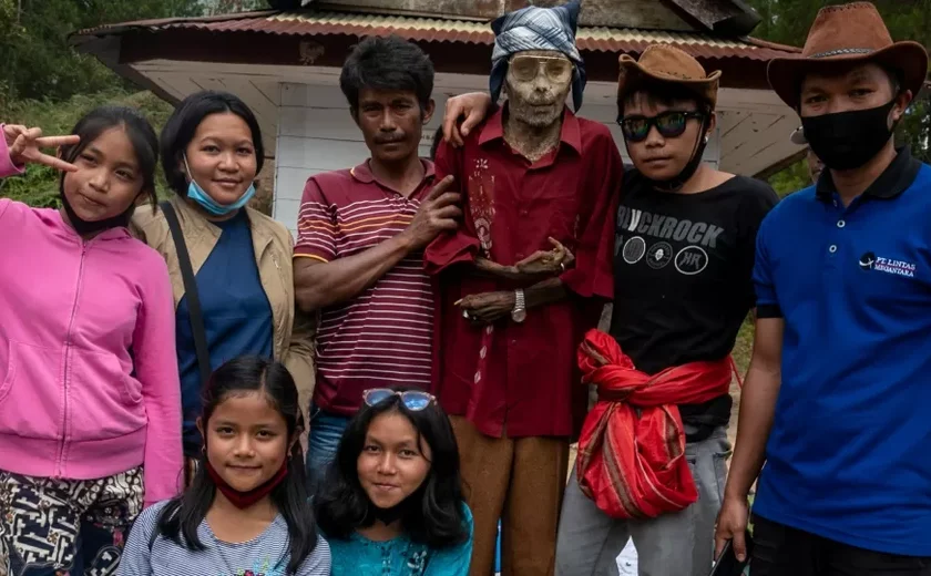 Na Indonésia, comunidade desenterra mortos para ritual com direito a selfie
