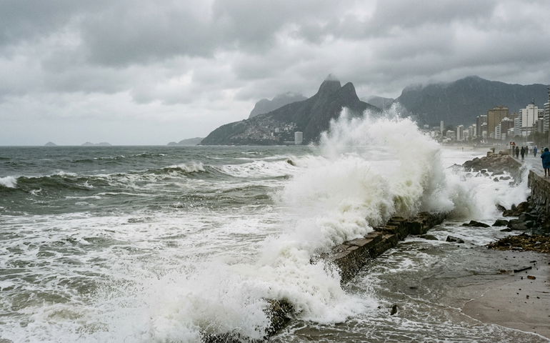 Terça-feira será marcada por ressaca no litoral do Rio, alerta Marinha; confira a previsão do tempo