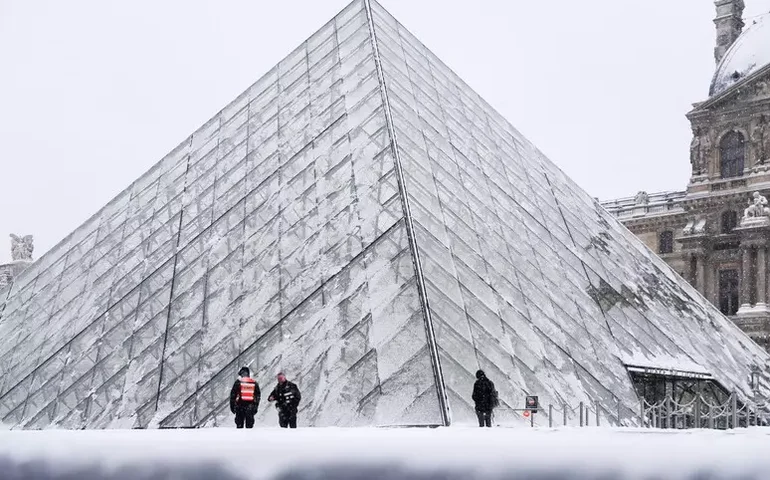 Museu do Louvre volta a fechar por causa de greve de funcionários