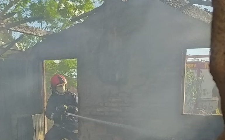Homem ateia fogo em botijão de gás e casa é destruída por incêndio em Limoeiro de Anadia