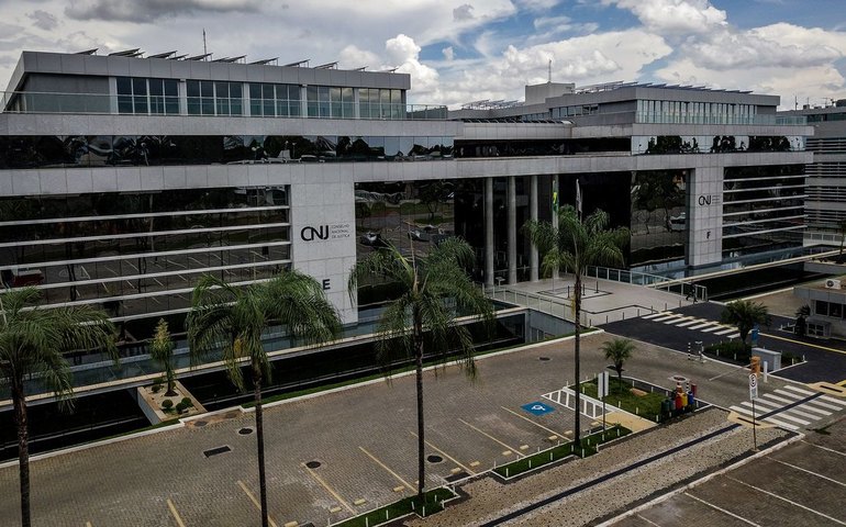 CNJ suspende promoção de juiz e diz que vaga deveria ser para mulher