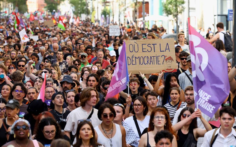 Milhares de manifestantes protestam contra nomeação de Michel Barnier como premiê