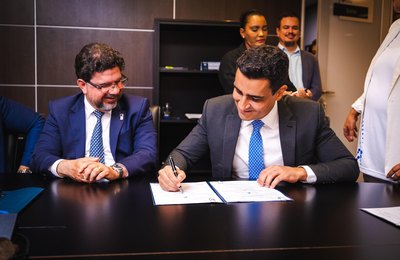 Prefeito JHC assina programa de regularização de moradias para famílias de baixa renda