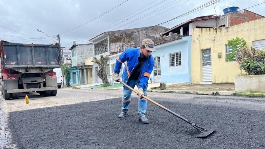 Operação Tapa-buraco recupera vias na Santa Lúcia e Jacintinho