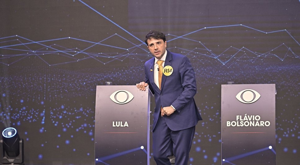Participação de Renan Santos no debate da Band foi marcada por críticas a Lula e Flávio Bolsonaro