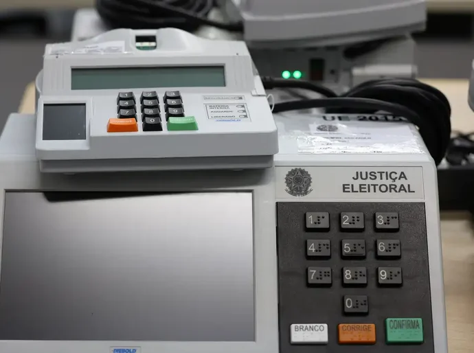Pesquisa aponta que fake news sobre eleições miram urnas eletrônicas