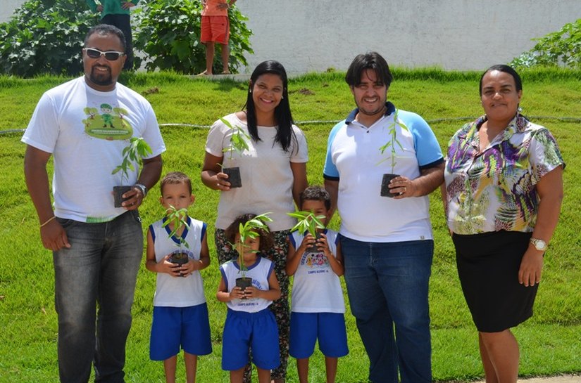 Combate ao Aedes: Alunos de Campo Alegre planta crotalária em escolas e creches municipais
