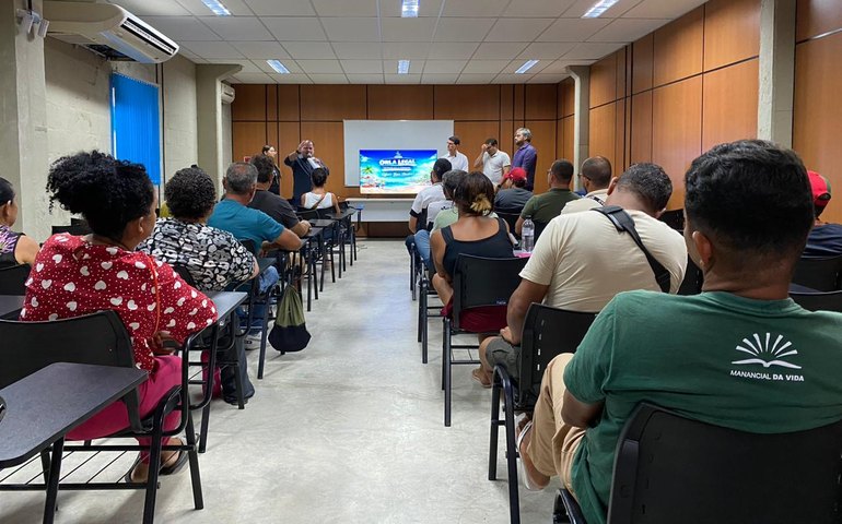 Ambulantes recebem capacitação sobre novas regras para comércio na faixa de areia