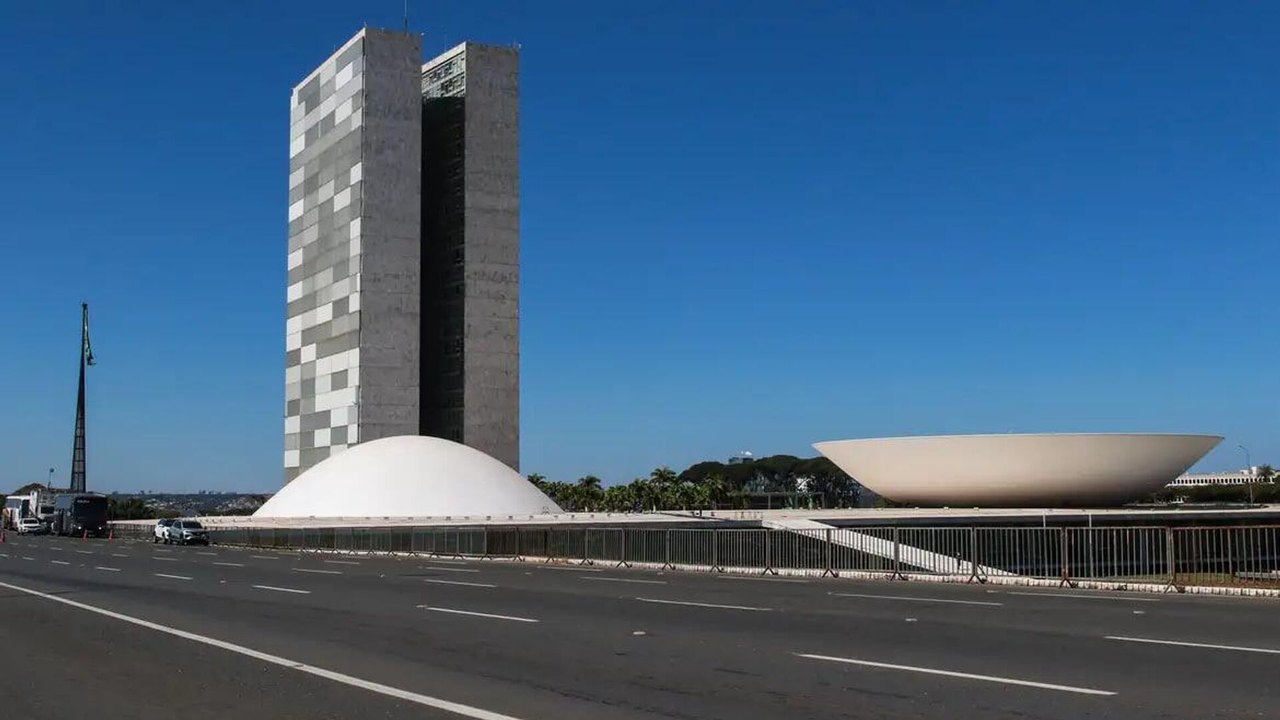 Avanços sociais no Brasil expõem impasse fiscal e risco de colapso da máquina pública, diz mídia