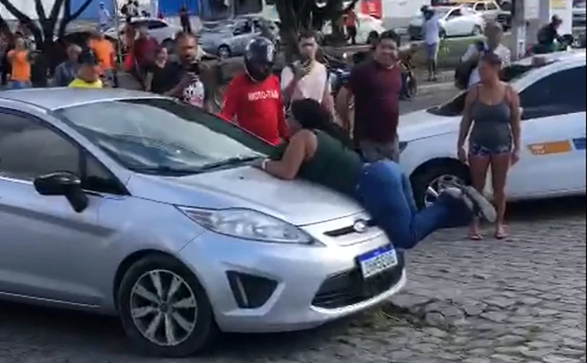 Mulher flagra traição e ﻿se joga sobre capô ﻿em Maceió