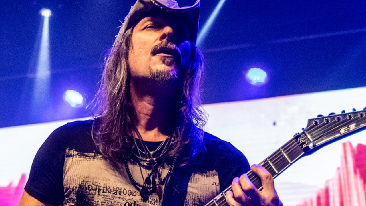 Guitarrista do Angra assina laudo para provar que Adele plagiou músico brasileiro