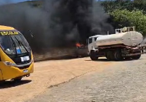 Ônibus pega fogo no pátio de secretaria em Coité do Nóia