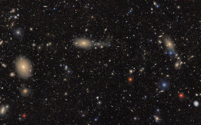 Sinal incomum em fusão de buracos negros pode revelar o 1º sistema trinário (IMAGEM)