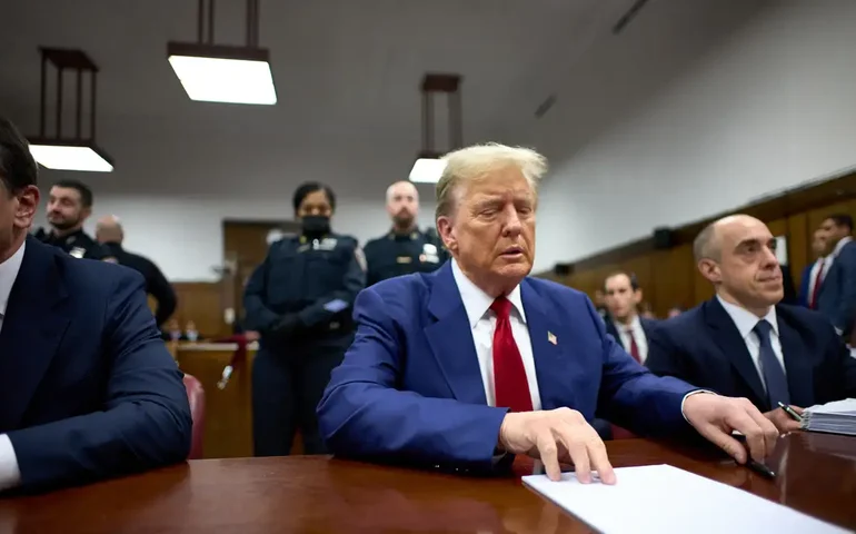 Donald Trump é condenado por suborno a atriz pornô