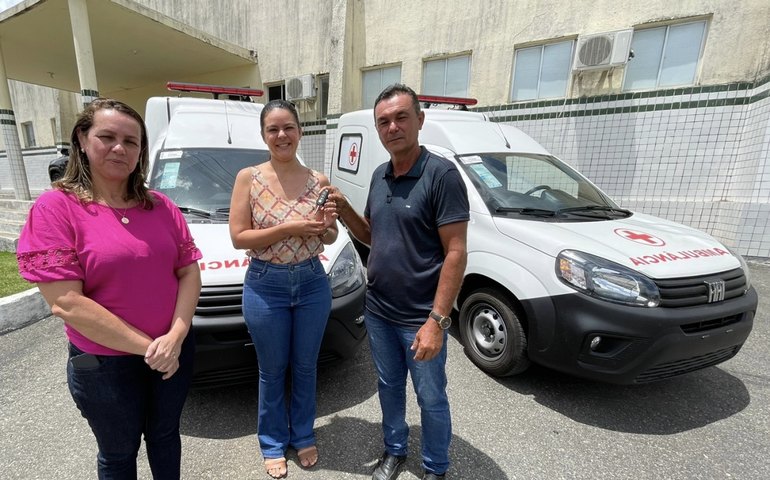 Com recursos próprios, prefeitura de Anadia garante duas novas ambulâncias