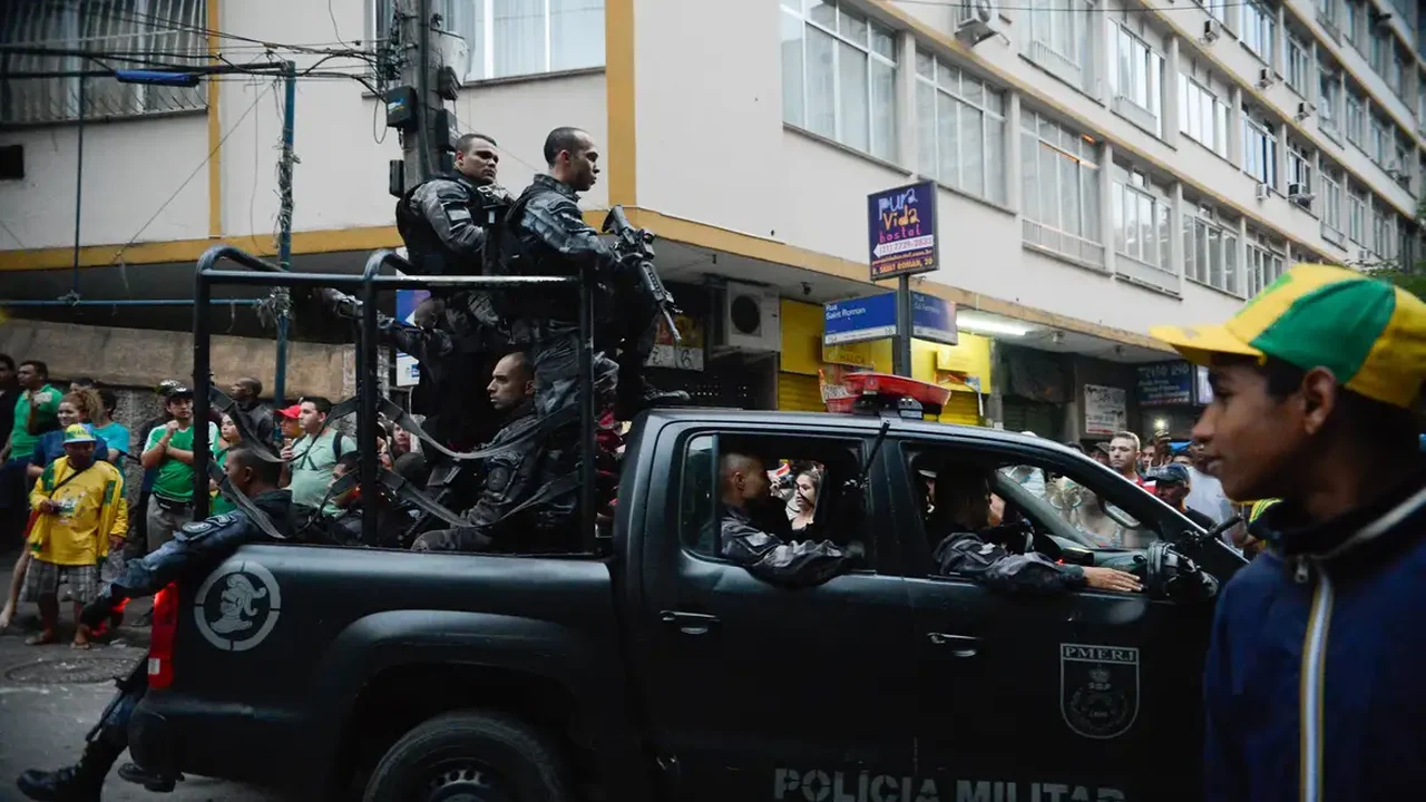 Bloqueios causados por criminosos provocam engarrafamentos, falta de ônibus e aglomeração nas ruas do Rio
