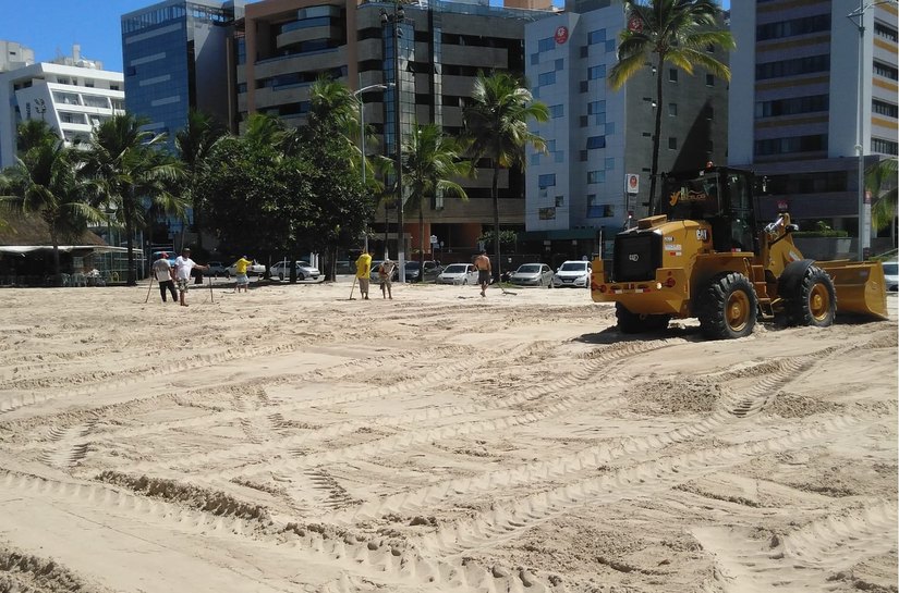 Arena começa a ser montada para o Macena Open de Beach Tennis na praia da Pajuçara