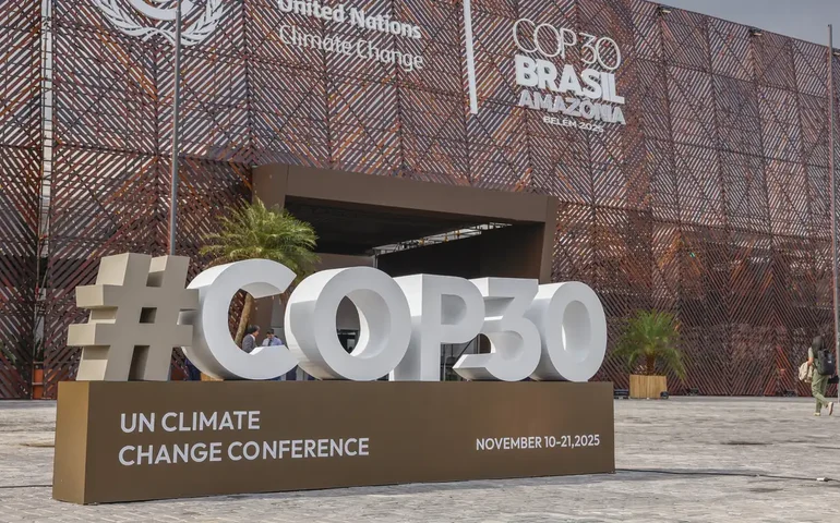 COP30: indígenas realizam 'barqueata' em protesto e segurança é reforçada após tentativa de invasão