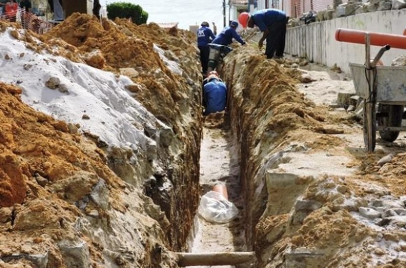 Obra de esgotamento sanitário de Maceió avança no bairro do Farol
