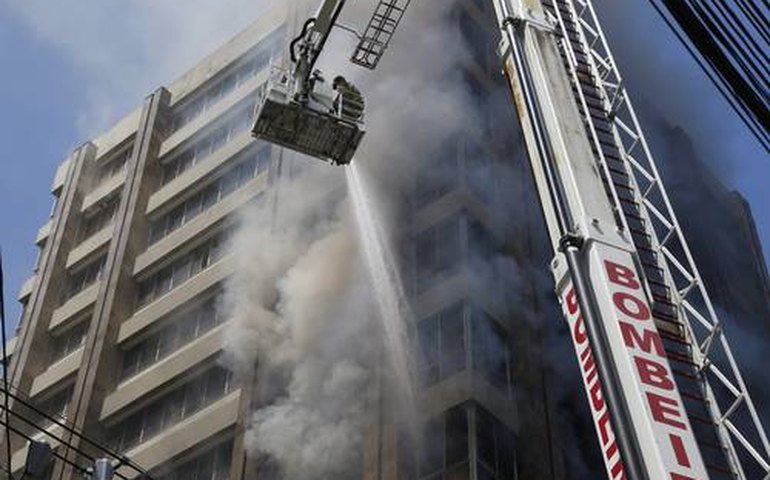 Incêndio atinge prédio no centro de SP