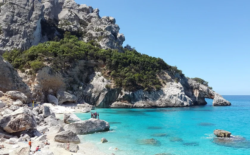 Turista brasileira morre em praia da Itália por suspeita de afogamento, afirmam jornais italianos