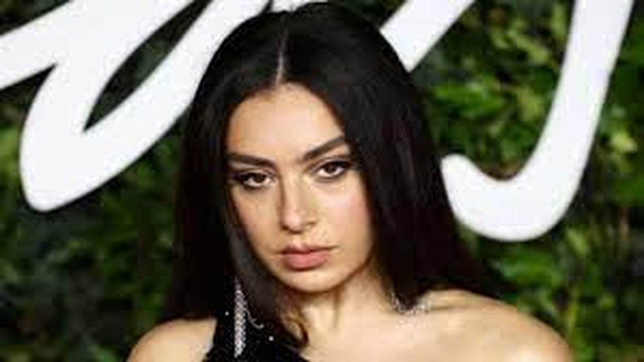 Charli XCX lança o seu novo álbum