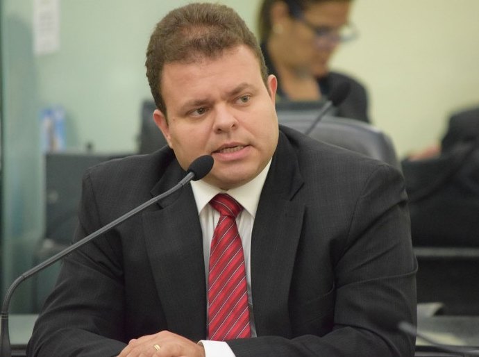 ALE aprova projeto que regulamenta a profissão de tradutor e intérprete de Libras